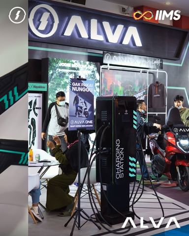 Harga Motor Jokowi. Jokowi Mampir ke Booth ALVA di IIMS, Berapa Harga Motor Listrik Ini?