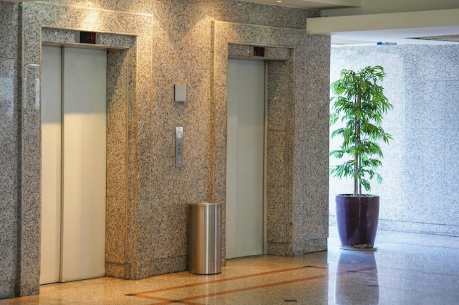 Arti Tanda Panah Di Lift. Cara Naik Lift Bagi Pemula di Hotel, Mall, Rumah Sakit (RS) yang