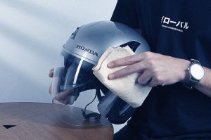 Membersihkan Kaca Helm. Tips Membersihkan Kaca Helm Agar Tidak Buram