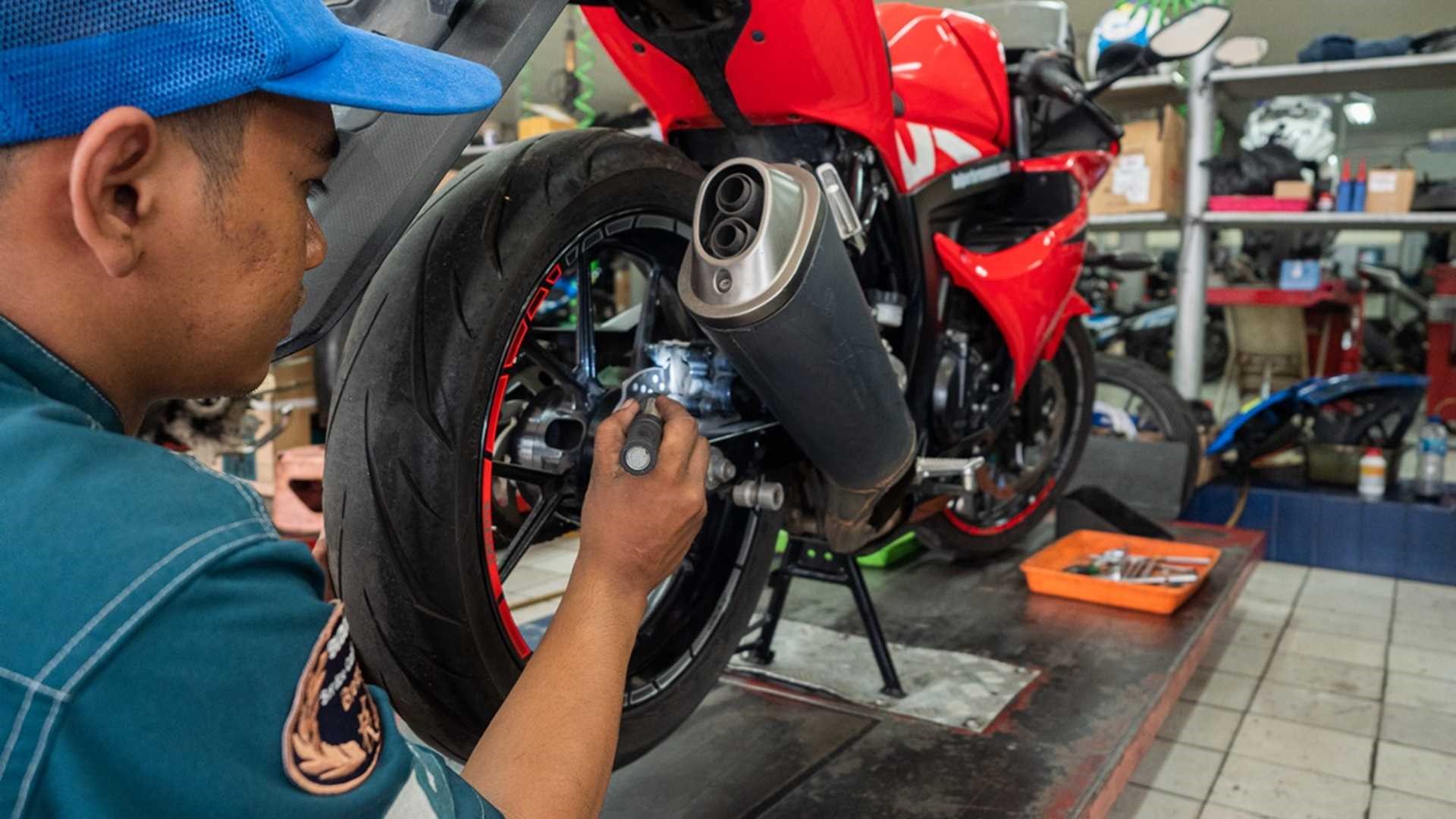Merk Spare Part Motor Yang Bagus. Pilih Bengkel Motor Resmi atau Non Resmi? Ini Perbedaannya