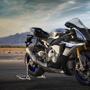 R1m Vs S1000rr. Yamaha YZF-R1M Resmi Jadi Motor Balap Superbike