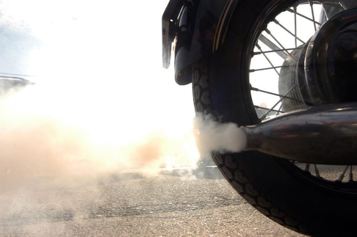 Cara Mengatasi Motor Ngebul. Simak 5 Penyebab Motor Ngebul dan Cara Mengatasinya