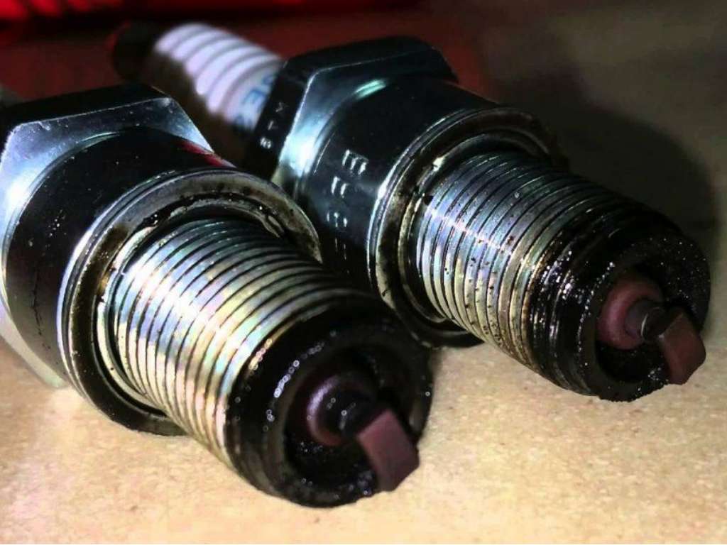 Penyebab Busi Hitam Kering. Kenali Penyebab Busi Berwarna Hitam