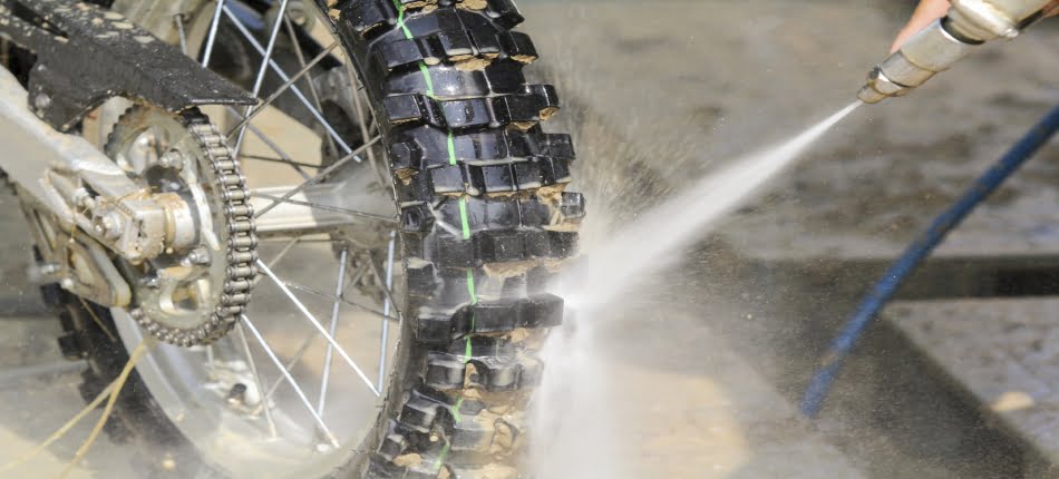 Sabun Yang Bagus Untuk Cuci Motor. Cuci Motor Pakai Sabun Colek dan Deterjen, Bolehkah?