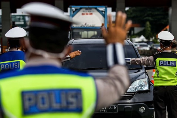 Gambar Polisi Mengatur Lalu Lintas. Tugas Polisi Lalu Lintas dalam Mengatur Jalan dan Kecelakaan