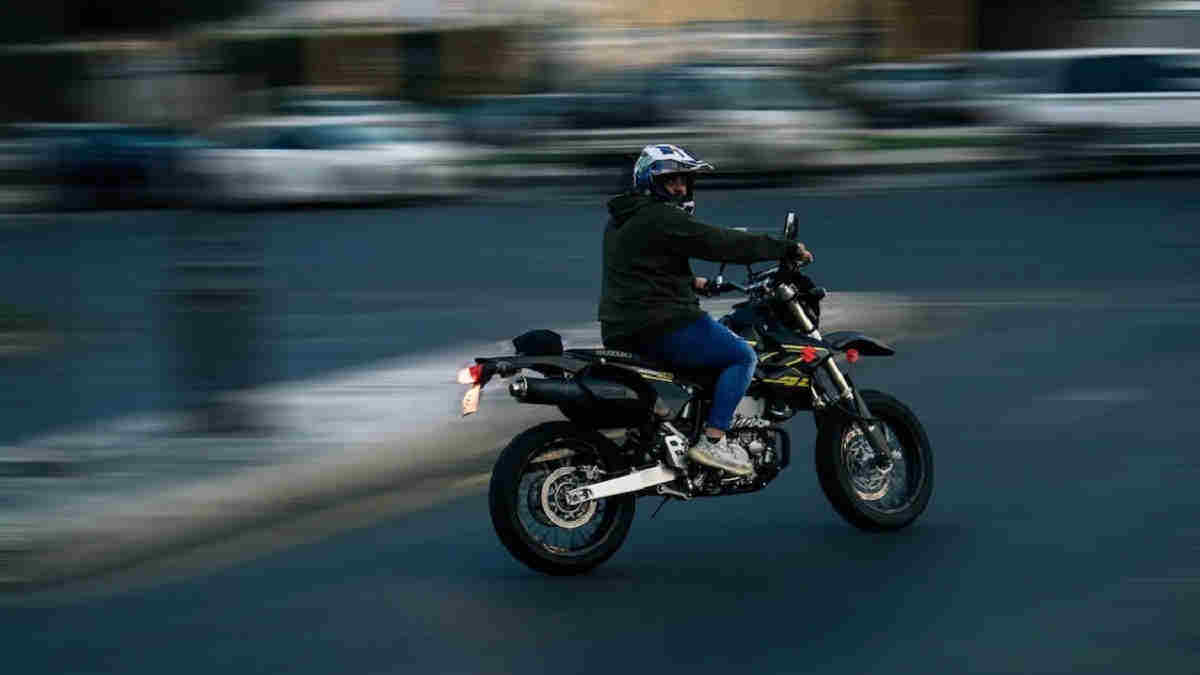 Ban Untuk Cornering. Ban Motor untuk Cornering, Perhatikan Teknik Ini Agar Aman!