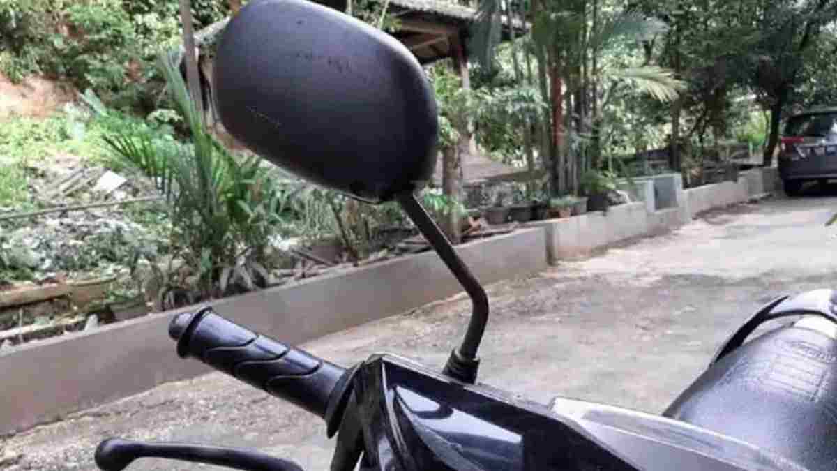 Spion Bawah Scoopy. Mengatasi Spion Motor Longgar Sendiri di Rumah dengan Mudah