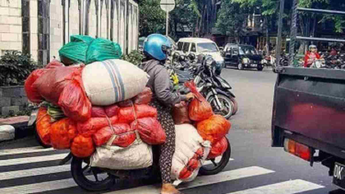 Cara Mengikat Barang Di Motor. Cara Membawa Barang Banyak di Motor dengan Aman