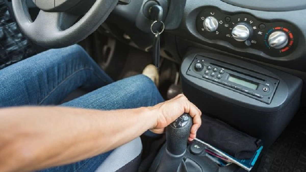Penyebab Persneling Mobil Tidak Bisa Masuk. Mobil Tidak Bisa Masuk Gigi, Ternyata Ini Dia Penyebabnya