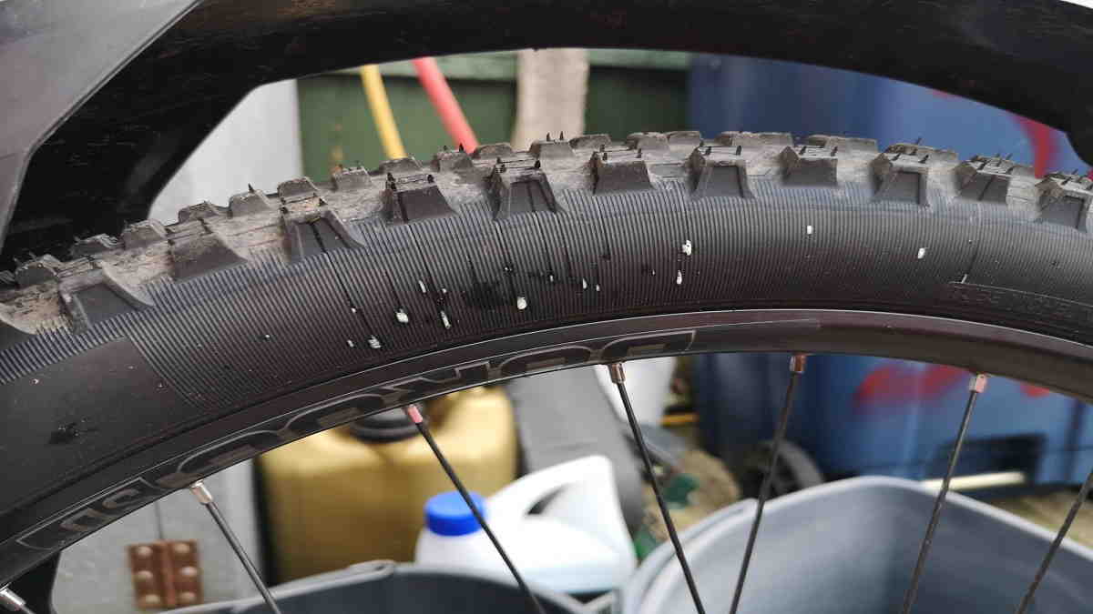 Ban Tubeless Sobek. Cara Menambal Ban Tubeless yang Sobek Menggunakan Metode