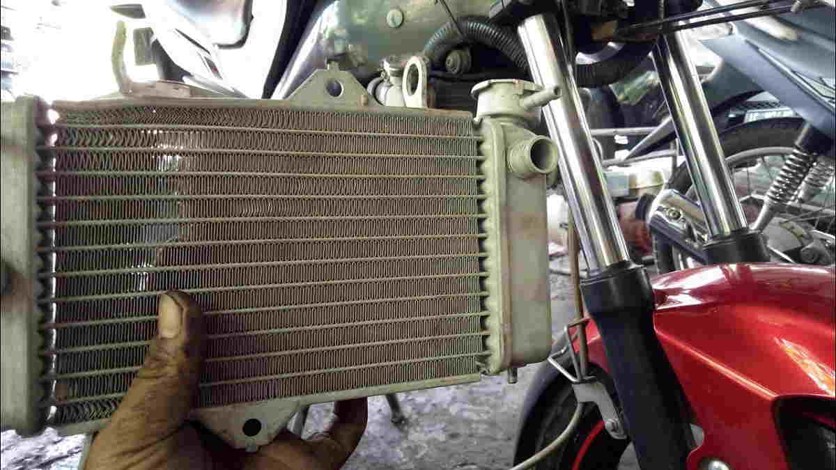 Radiator Motor Bocor. Efek Radiator Motor Bocor, Kenali Gejalanya Sebelum Timbul