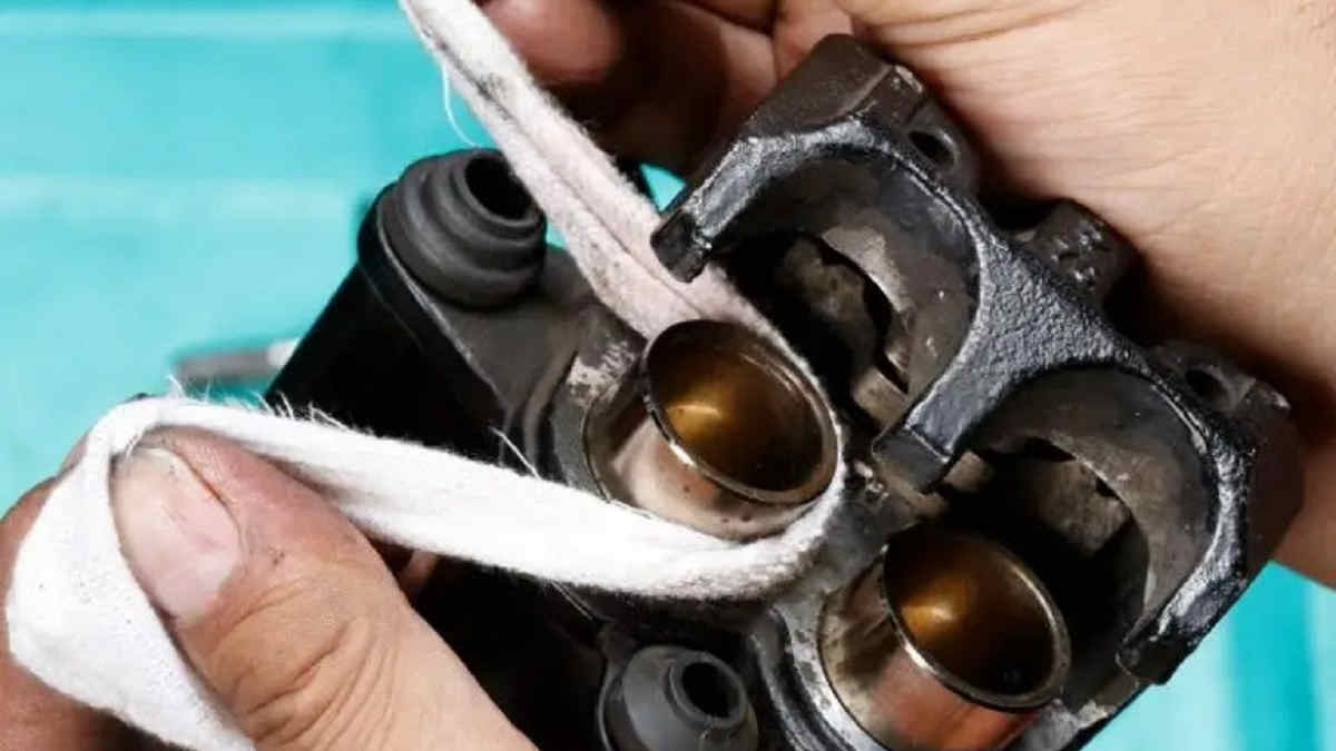 Cara Melepas Piston Rem Cakram. Cara Melepas Piston Kaliper Motor Secara Mandiri dan Mudah