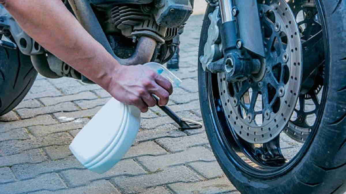 Bahan Membuat Semir Ban. Cara Menggunakan Semir Ban Motor dengan Tepat dan Jenisnya
