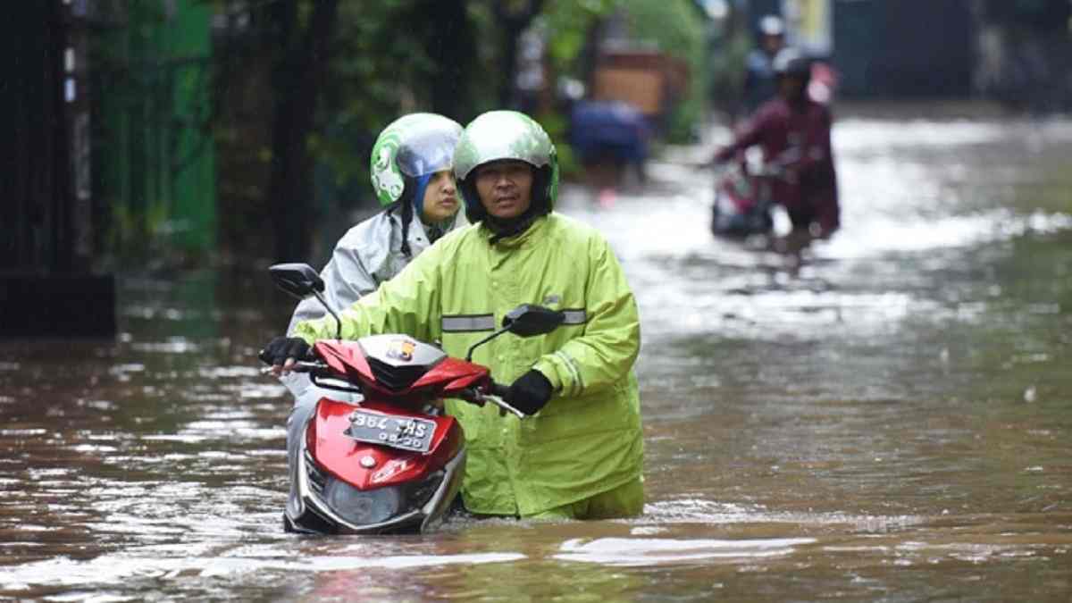 Cara Membersihkan Mesin Motor Kemasukan Air. Efek Mesin Motor Kemasukan Air Cukup Fatal, Lakukan Pengecekan