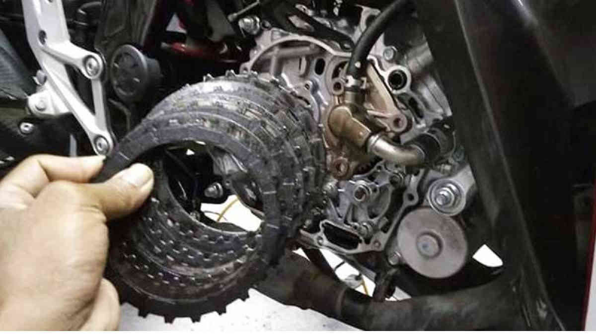 Motor Di Kopling Tetap Jalan. Kopling Ditekan Motor Masih Jalan, Awas Bisa Ini Penyebabnya