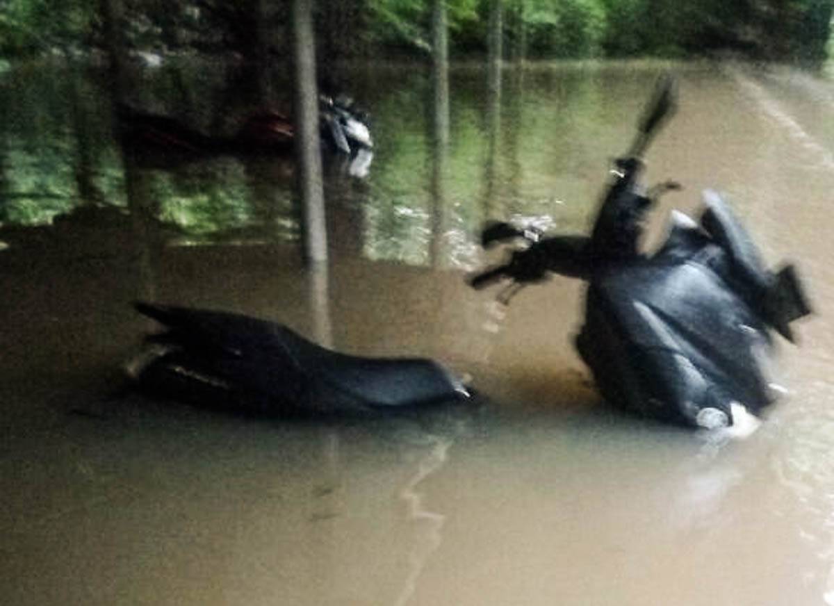 Cara Mengatasi Nmax Terendam Banjir. Yamaha NMax ini terendam banjir selama 3 jam, kudu piye