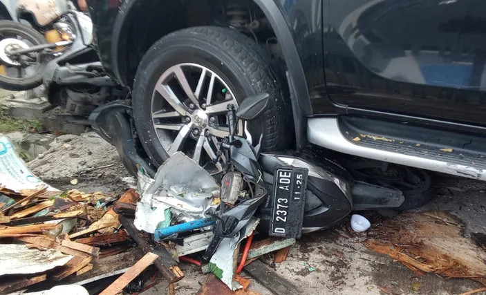 Gerobak Mie Ayam Motor. Diduga Mengantuk, Pengendara Fortuner Seruduk Motor dan