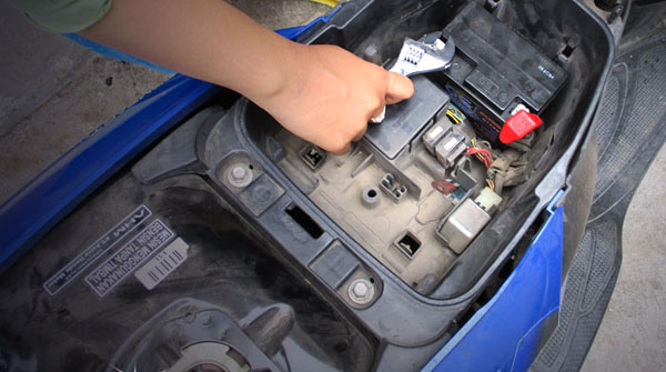 Ciri Ciri Aki Motor Harus Diganti. Segera Ganti Aki Motor Jika Mengalami Tanda-tanda ini, Jangan
