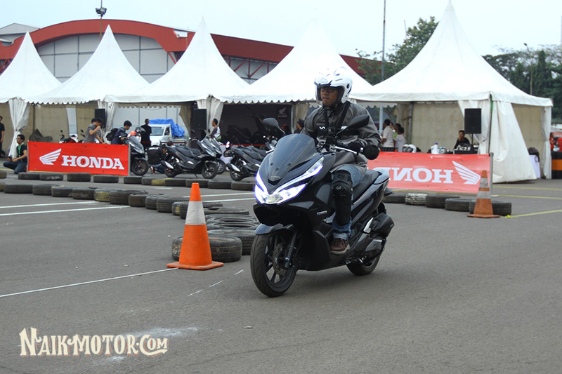 Perbedaan Pcx Hybrid Dan Pcx Biasa. Jajal Honda PCX Hybrid 150, Torsinya Lebih Galak Tapi Cuma 3