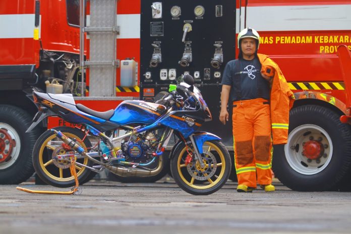 Ninja Rr Pakai Ban 90/80. Modifikasi Kawasaki Ninja 150 Shinobi Warrior Gaya Petugas Damkar