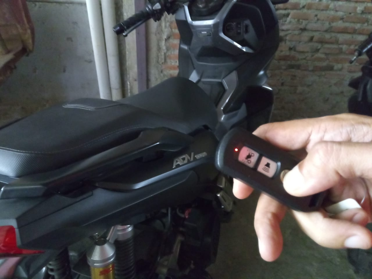 Lampu Remot Scoopy Berwarna Merah. baterai smartkey cepat habis akibat pengendara sering begini