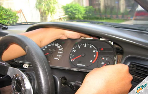 Cara Memperbaiki Speedometer Mobil. Speedometer Mobil Rusak dan Ngaco ? Begini Cara Memperbaikinya