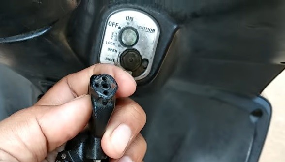 Cara Membuka Kunci Magnet Motor Honda. 4 Cara Membuka Kunci Motor yang Tertutup karena Magnet Rusak