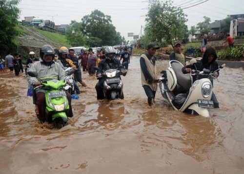 Cara Mengatasi Motor Matic Mogok Karena Banjir. 7 Tips Mengatasi Motor yang Mogok Karena Banjir