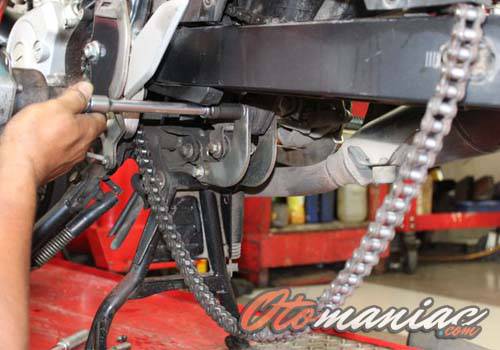 Cara Melepas Gear Depan Sepeda. 12 Cara Mudah Mengganti Rantai dan Gear Sepeda Motor Dengan