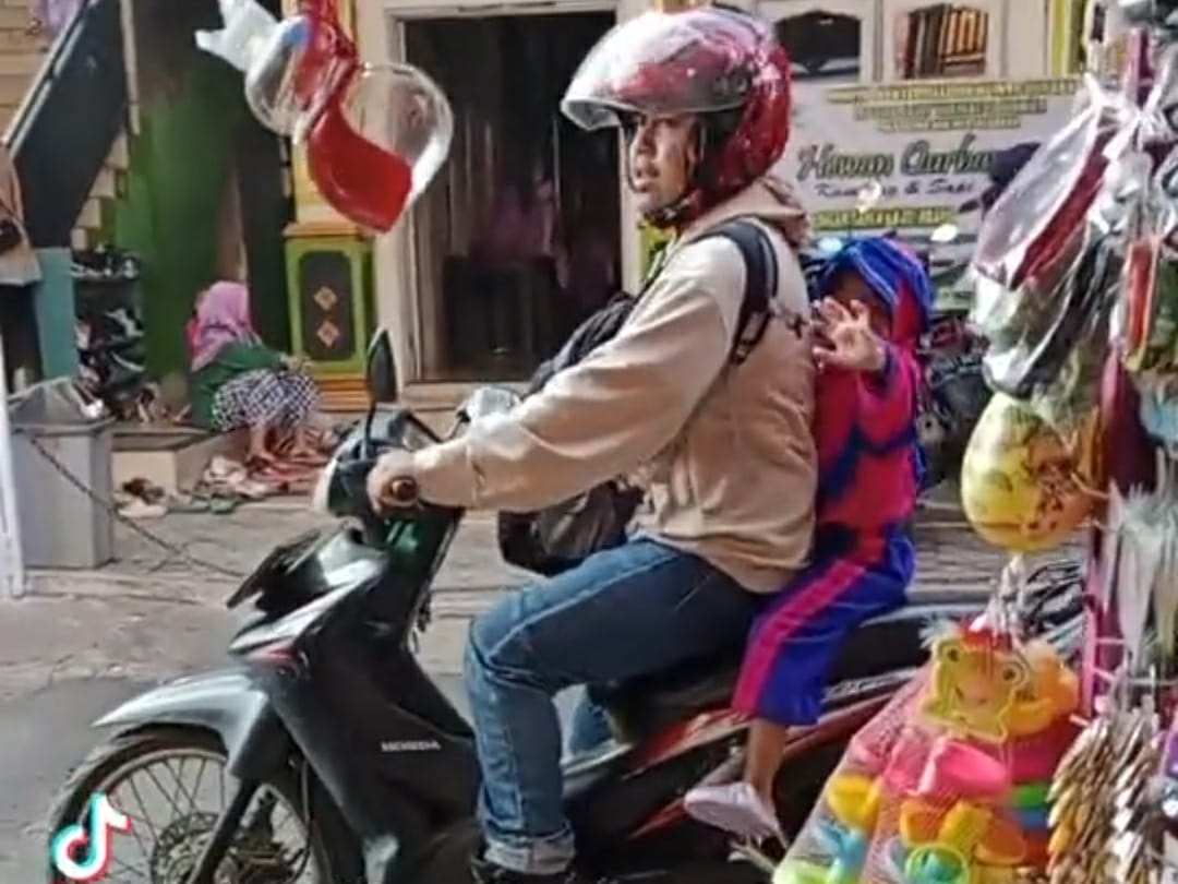 Motor Kecil Untuk Anak Perempuan. Video Anak Kecil Diantar Sekolah Naik Motor Viral, Netizen