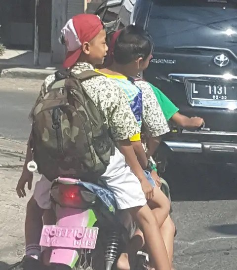 Anak Sd Naik Motor. Anak SD, Naik Motor Bonceng 4 – Suara Surabaya