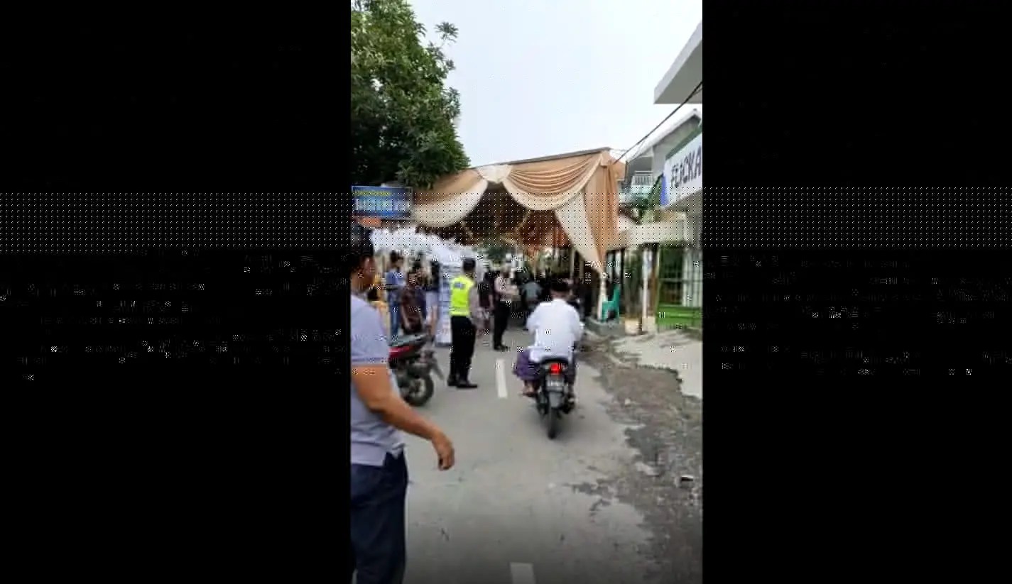 Foto Tenda Hajatan. Sempat Ditutup Total, Tenda Hajatan Jasem Sidoarjo Akhirnya