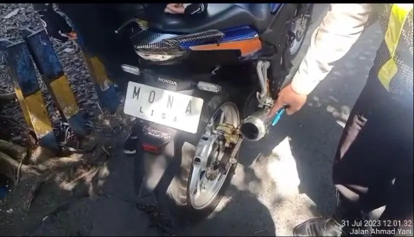 Pasang Plat Nomor Motor. Pasang Plat Bertuliskan Mona Lisa, Pengendara Motor Dihentikan
