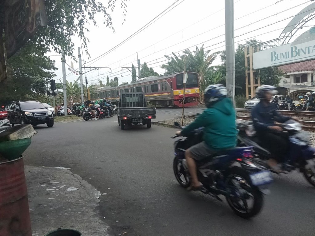 Penampakan Kereta Bintaro. Hantu Tanpa Kepala di Rel Kereta Bintaro Jakarta