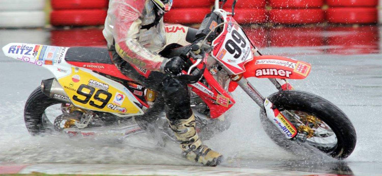 Menaruh Jas Hujan Di Motor Sport. Repotnya Gunakan Supermoto di Musim Hujan