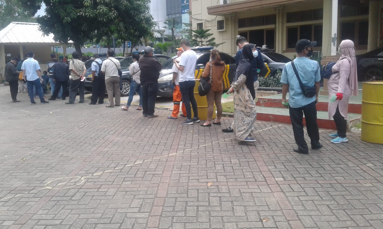 Polsek Kemayoran Perpanjang Sim. Antrean Pemohon Perpanjang SIM di Polsek Kemayoran Mengular
