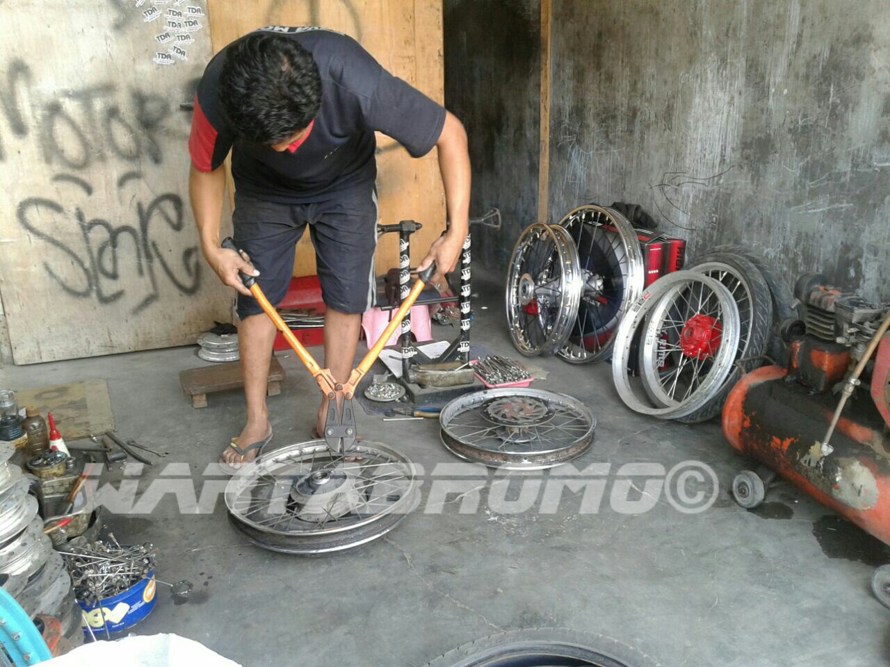 Biaya Stel Velg Motor. Banyak Jalan Berlubang, Tukang Stel Velg di Sukorejo Dapat