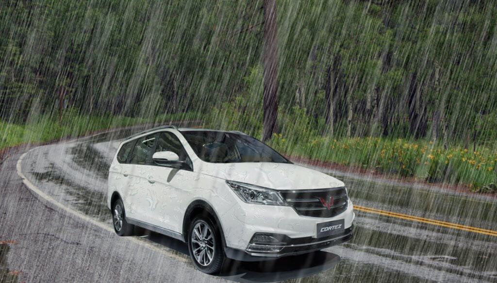 Nyetir Mobil Saat Hujan. 7 Tips Aman Mengemudi Mobil Saat Hujan Deras