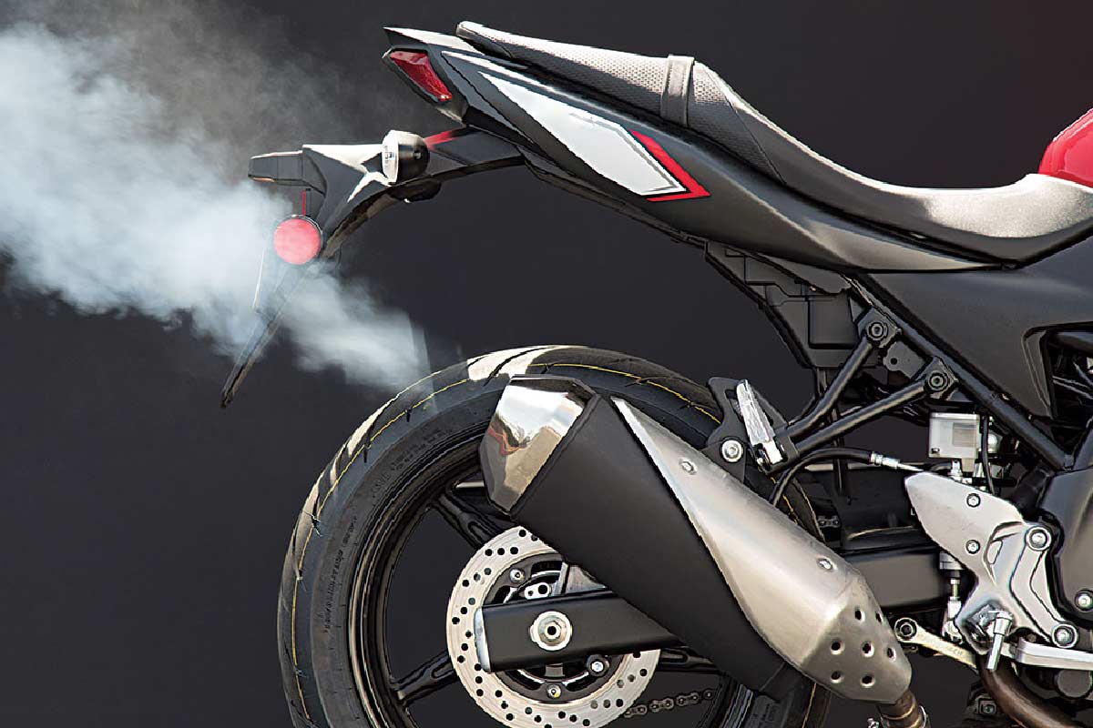 Penyebab Motor Ngebul Putih. Penyebab Motor Ngebul dan Berasap yang Wajib Kamu Perhatikan