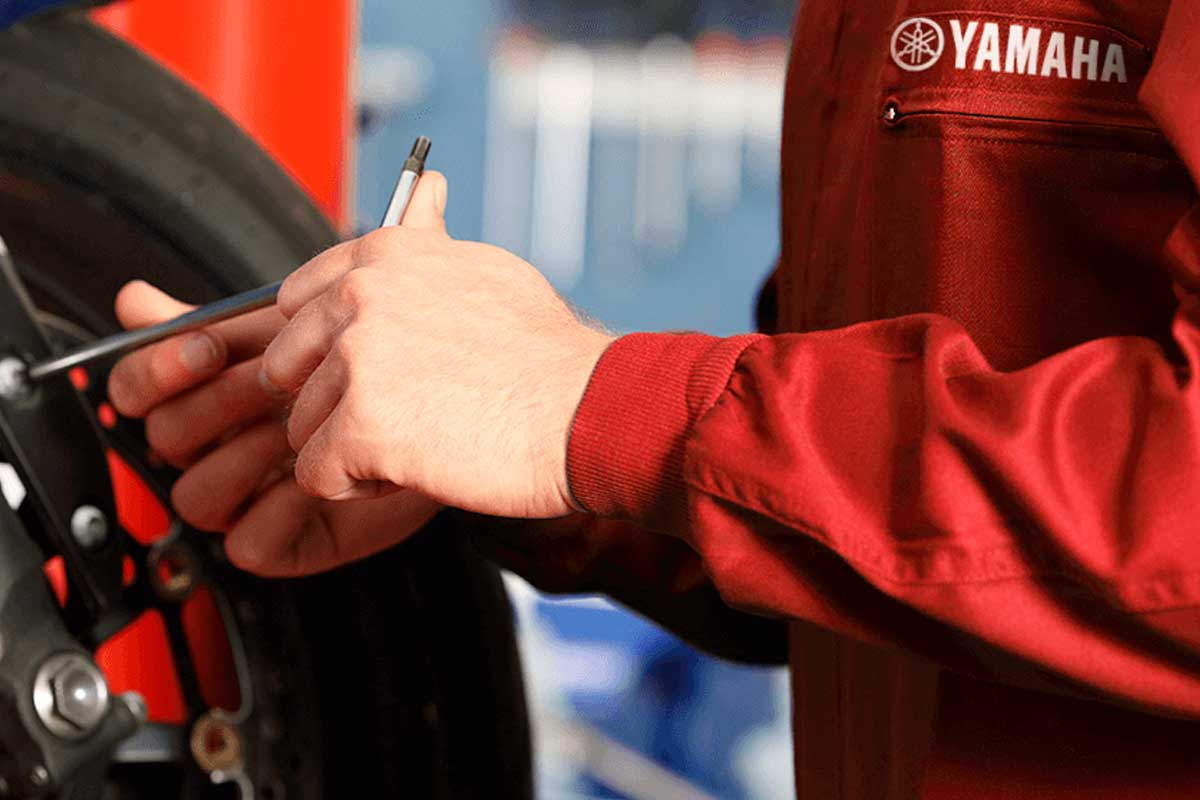 Kenapa Ban Motor Belakang Goyang. Penyebab Ban Belakang Motor Goyang saat Jalan