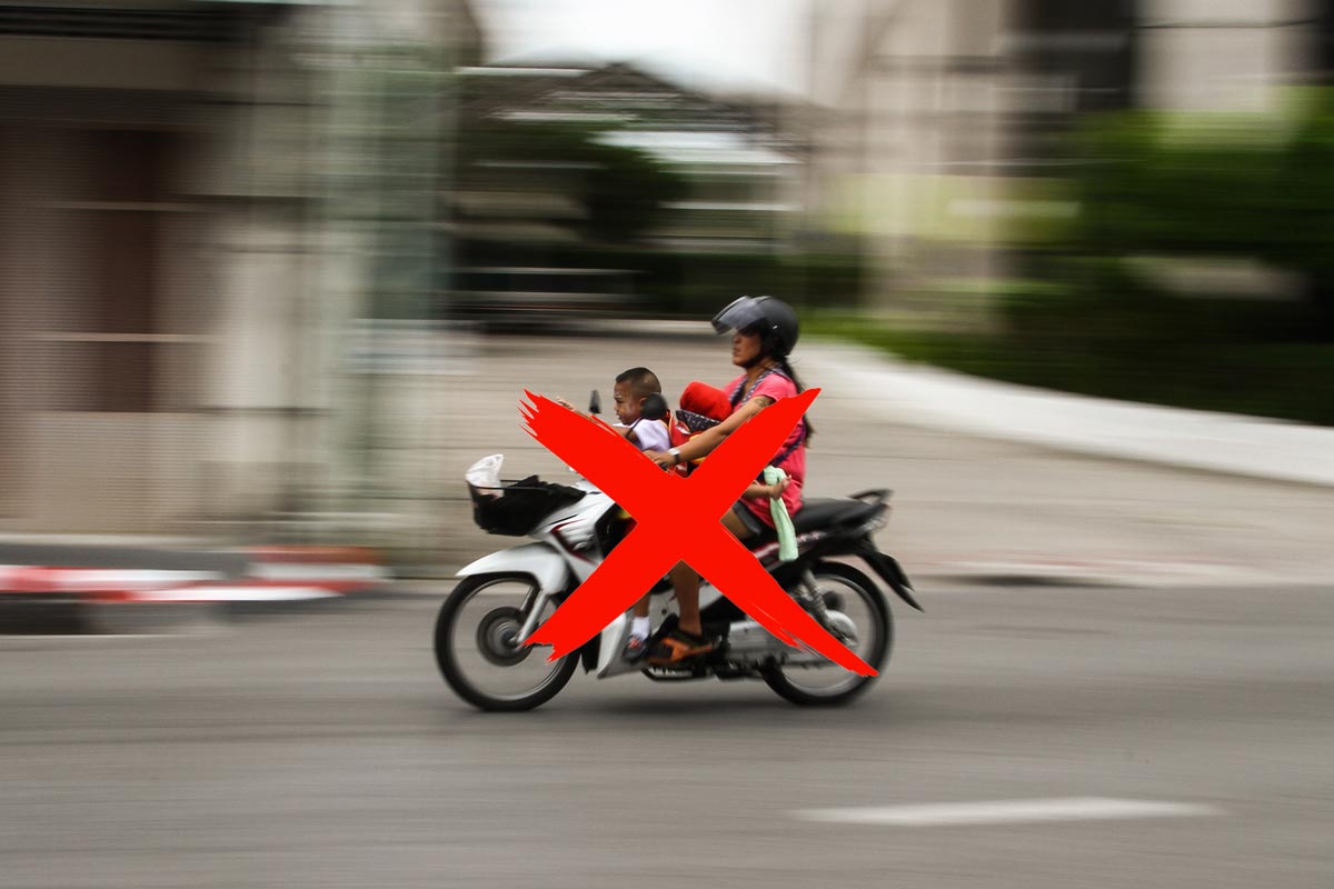 Gendongan Untuk Naik Motor. Posisi Aman Menggendong Bayi Saat Naik Motor